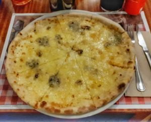 pizza 4 quesos vegana en barcelona