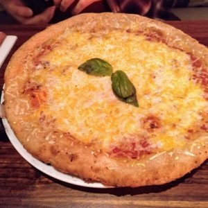 pizza con queso vegano en barcelona