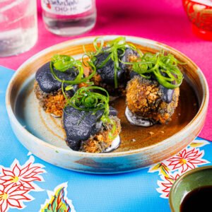 Croquetas de arroz con berenjena “Yu-Xiang”, acompañadas por una salsa a base de berenjena