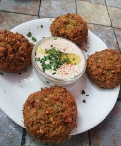 falafel con tahina en hummus barcelona