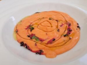 boda vegana Gazpacho de tomate con crema de remolacha y coco, y germinados de amapola crujiente