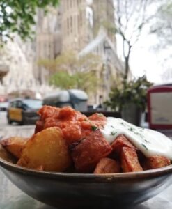 patatas bravas vegan con salsa tomate en barcelona