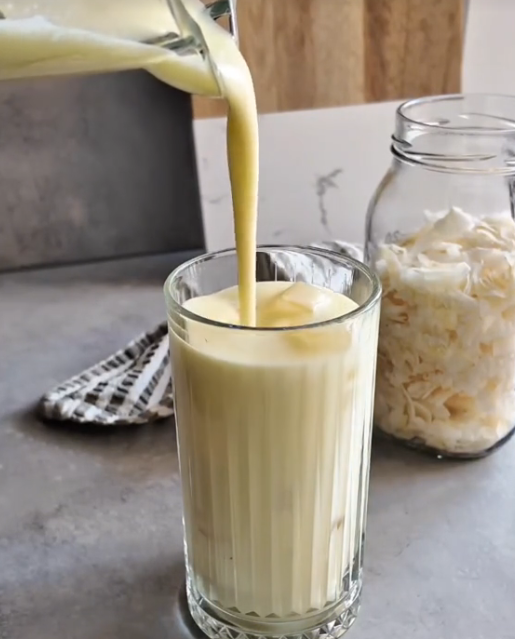 Batido de piña colada vegano preparado con leche de coco Dee Thai de Mercadona