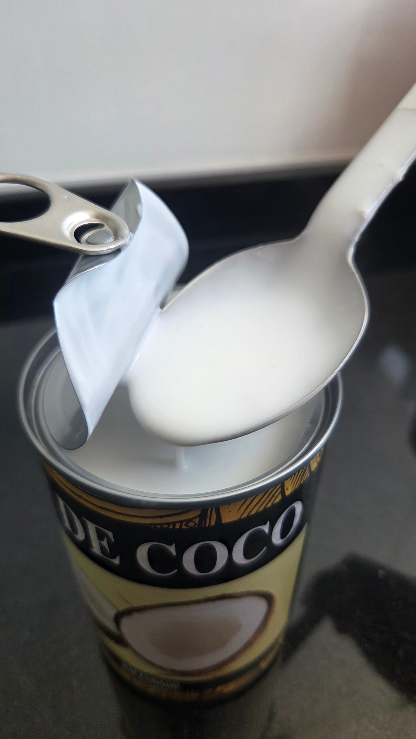 Textura cremosa de la leche de coco Mercadona al abrir la lata, con la parte cremosa visible