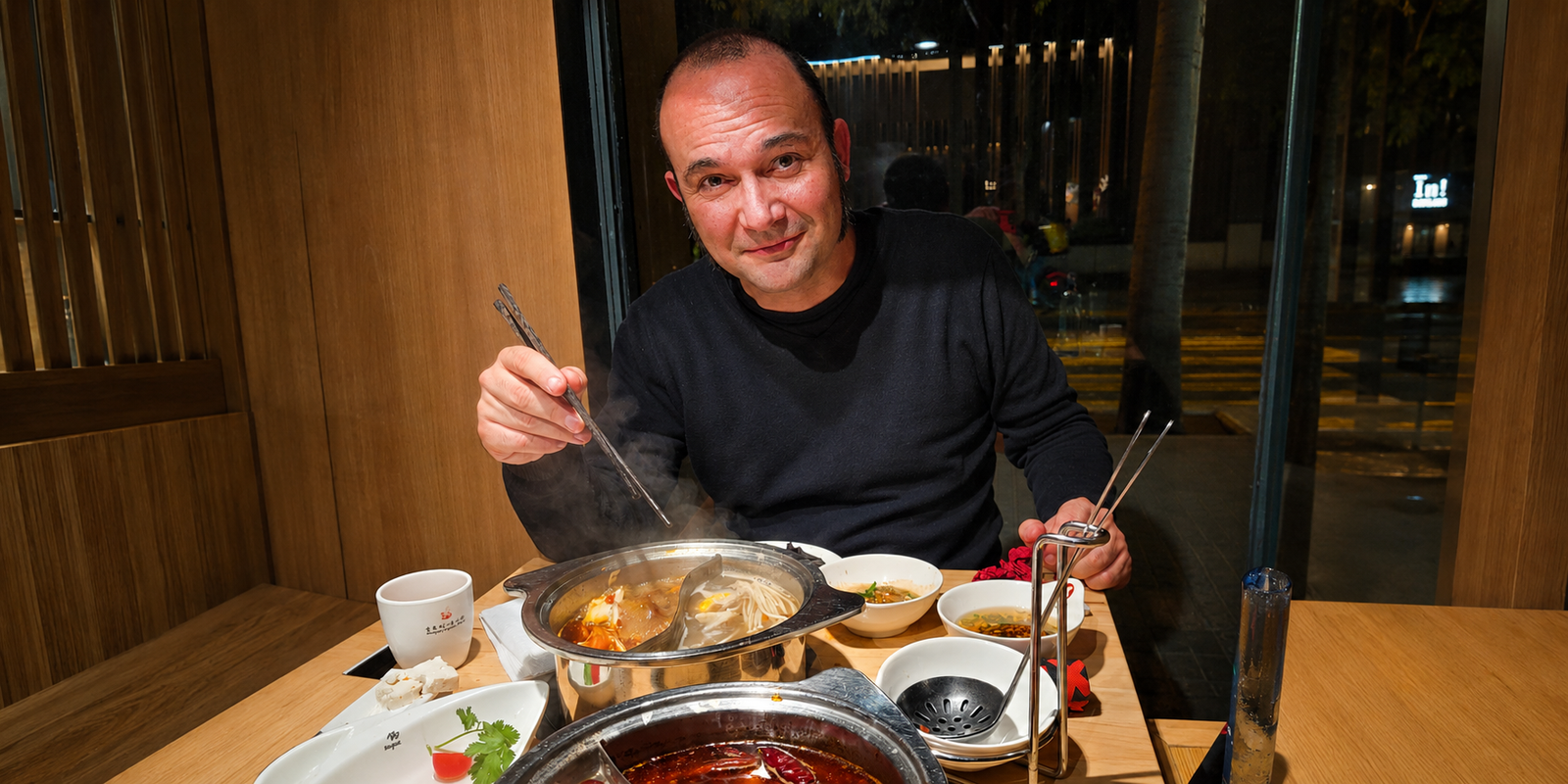 David Lara, fundador de Barcelona Veg Friendly, probando un hotpot vegano en Barcelona