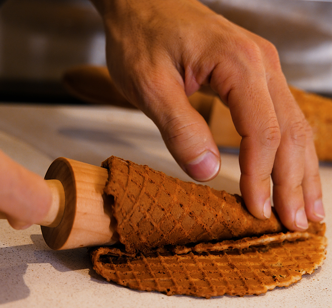 Elaboración artesanal diaria de los conos de Cajú Gelato en Barcelona