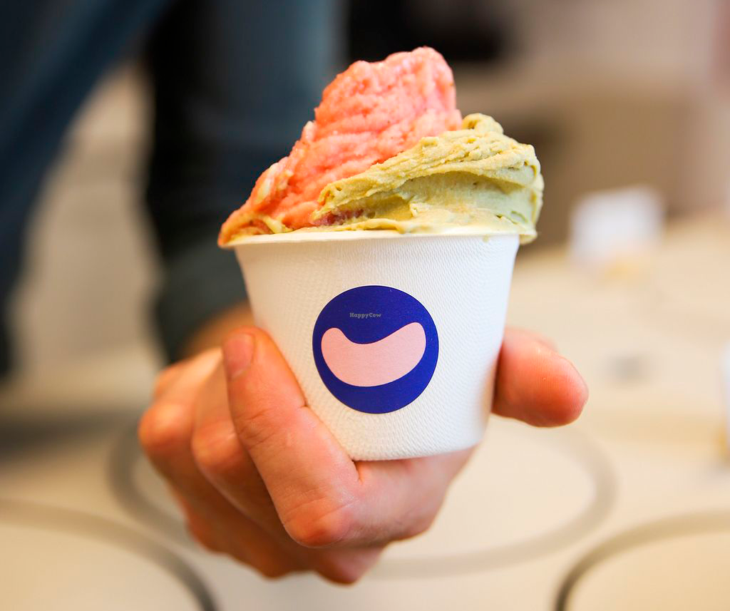 Tarrina con varios sabores de helado vegano de Cajú Gelato en Barcelona