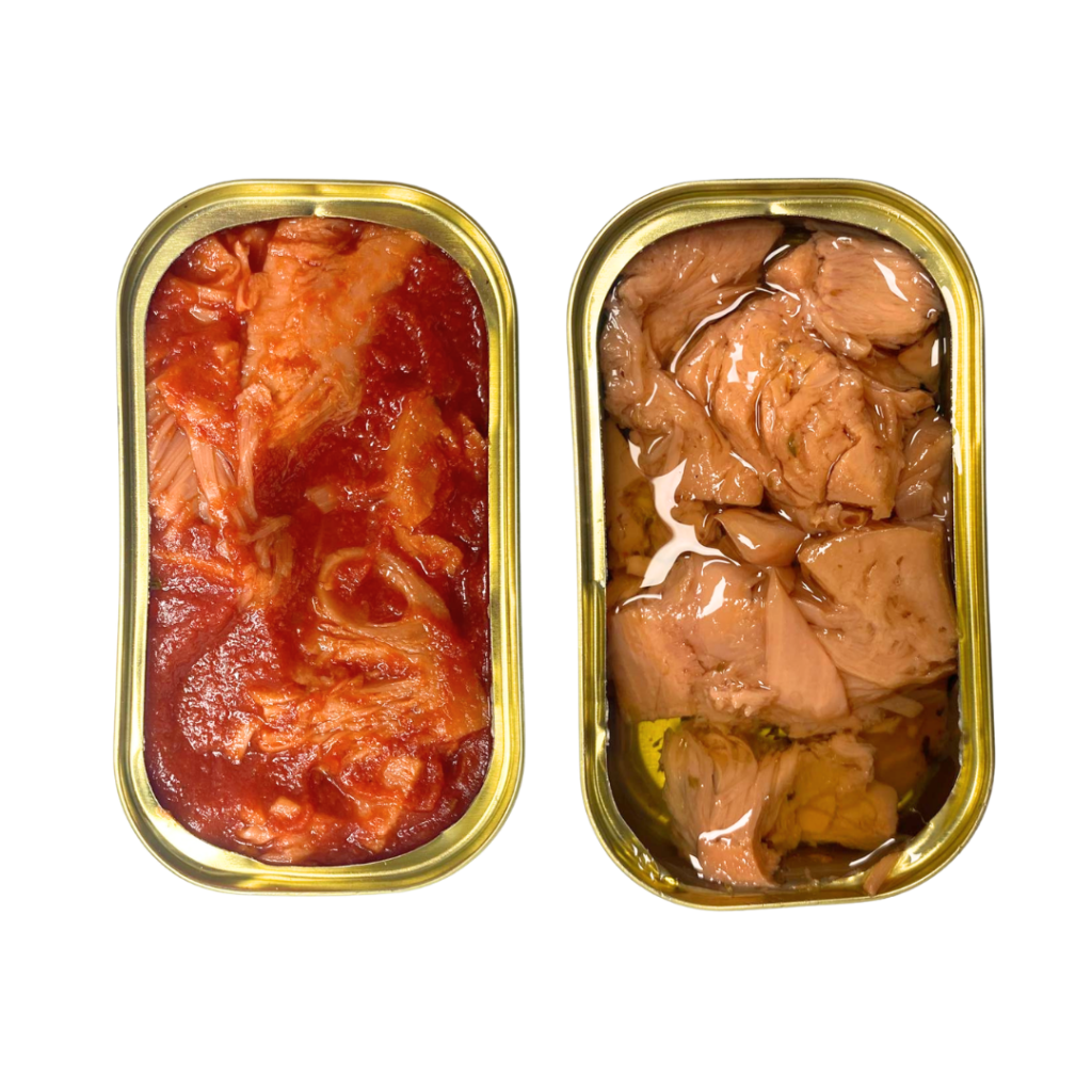 Dos latas abiertas de las recetas vegetales de jackfruit de Vegavel