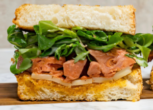 Sándwich vegetal relleno de jackfruit Vegavel y hojas verdes